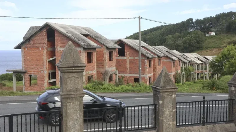 Los chalés abandonados de Baleo serán demolidos para la creación del nuevo eco resort. JOSE PARDO