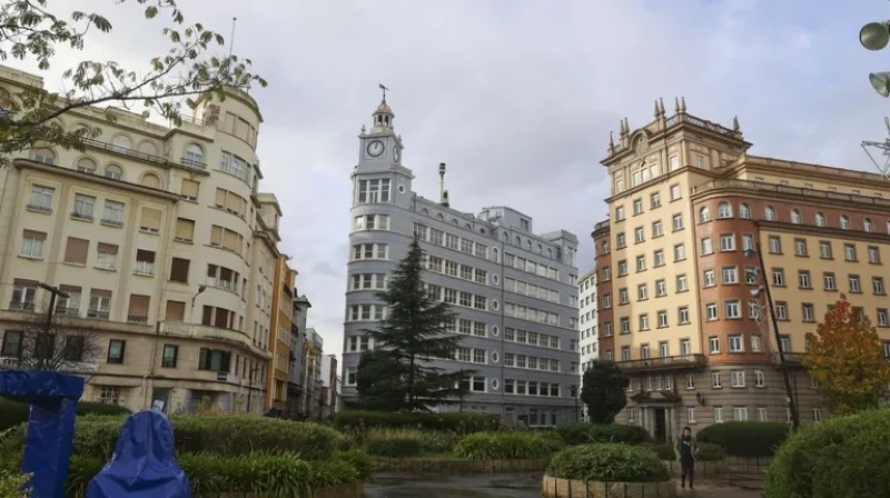 La plaza de España, con viviendas cada vez más cotizadas y los precios más altos de Ferrol. JOSE PARDO